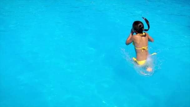 Dziecko Pływa Basenie Wybiórcze Skupienie Dzieciaku — Wideo stockowe