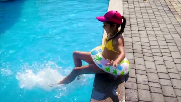 Das Kind Schwimmt Kreis Becken Selektiver Fokus Kind — Stockvideo