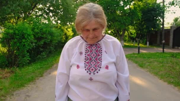 Grootmoeder Oekraïense Geborduurde Kleren Selectieve Focus Natuur — Stockvideo