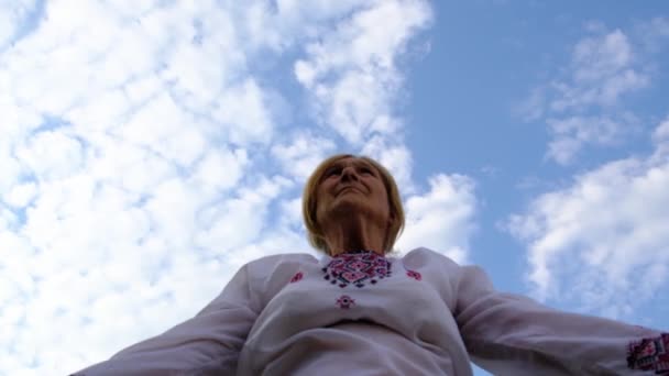 Abuela Ropa Bordada Ucraniana Enfoque Selectivo Naturaleza — Vídeo de stock