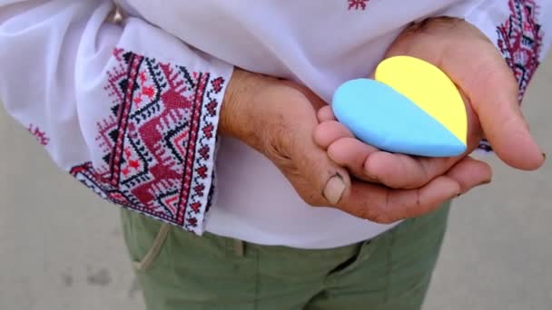 Abuela Sostiene Sus Manos Una Bandera Ucraniana Del Corazón Enfoque — Vídeo de stock