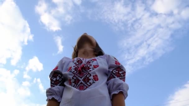 Niña Ucraniana Vyshyvanka Enfoque Selectivo Niño — Vídeos de Stock