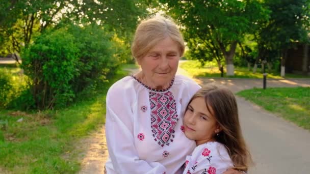 Abuela Nieta Ucraniana Vyshyvanka Enfoque Selectivo Niño — Vídeos de Stock