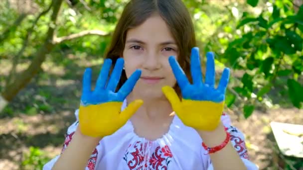 Bandera Ucraniana Dibuja Las Manos Del Niño Enfoque Selectivo Verano — Vídeos de Stock