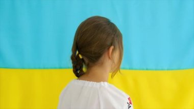 Nakışlı gömlekli Ukraynalı bir vatansever çocuk. Seçici odaklanma. Kız.