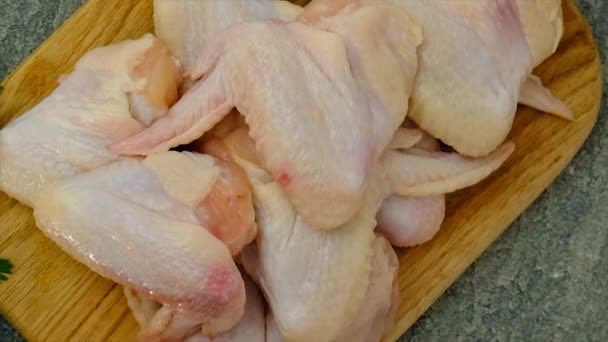 ボード上の生の鶏の翼 選択的集中 食べ物 — ストック動画