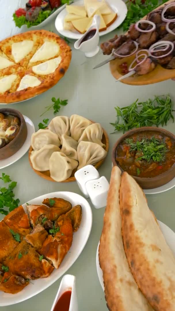Gürcistan Ulusal Mutfağı Restoranda Masada Yemek Seçici Odaklanma Yiyecek Içecek — Stok video