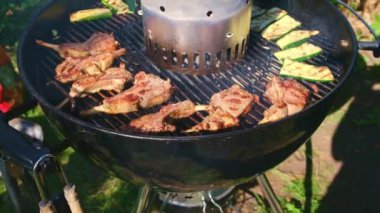 Doğa mangalı kızarmış et. Seçici odaklanma. Yiyecek..