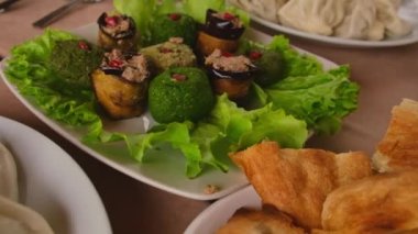 Masadaki bir restoranda Gürcü mutfağı. Seçici odaklanma. Yiyecek..