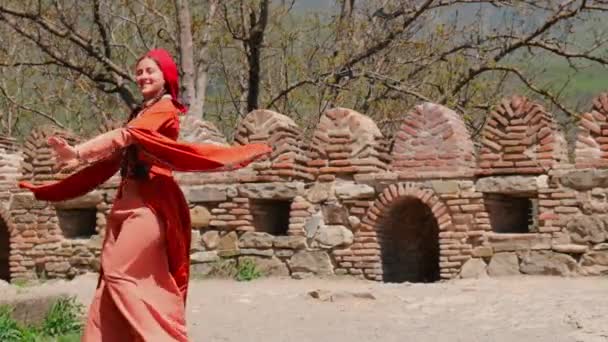 Een Meisje Een Nationale Georgische Rode Jurk Danst Selectieve Focus — Stockvideo