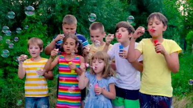 Çocuklar sokakta baloncuk çıkarıyor. Seçici odaklanma. Çocuklar.