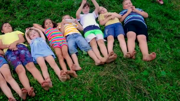 Dziecięce Stopy Trawie Wybiórcze Skupienie Dzieci — Wideo stockowe
