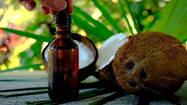 Kokosolie Een Fles Voor Spabehandelingen Selectieve Focus Natuur — Stockvideo
