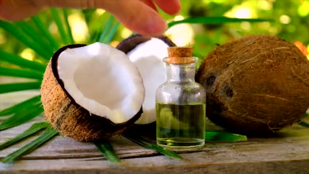 Kokosolja Flaska För Spabehandlingar Selektivt Fokus Natur — Stockvideo