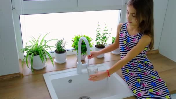 Barnet Samlar Ett Glas Vatten Från Kranen Selektivt Fokus Drick — Stockvideo