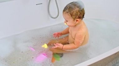 Çocuk banyo yapıyor. Seçici odaklanma. Çocuk.