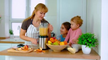 Aile evde smoothie hazırlar. Seçici odaklanma. Aile.