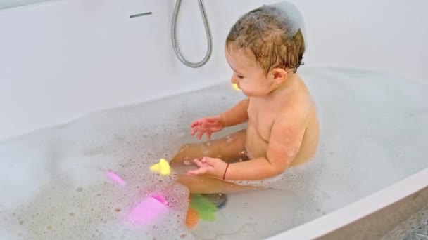 子供は風呂に入る 選択的フォーカス キッド — ストック動画