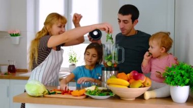 Aile evde smoothie hazırlar. Seçici odaklanma. Aile.