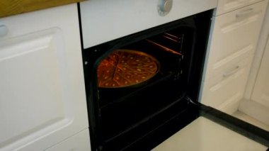 Bir kadın mutfakta baklava hazırlıyor. Seçici odaklanma. Yiyecek..