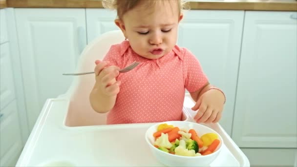 Ребенок Ест Овощи Стуле Выборочный Фокус Kid — стоковое видео
