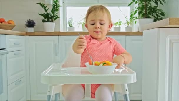 Baby Eet Groenten Een Stoel Selectieve Focus Jongen — Stockvideo