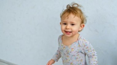 Bebek oynar, koşar ve şımartır. Seçici Odaklanma Çocuğu