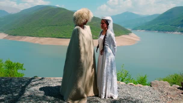 一个女孩和一个男人穿着帕帕卡哈和格鲁吉亚民族服装有选择的重点 — 图库视频影像