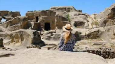 Gürcistan 'da Uplistsikhe şehrinde turistler. Seçici odaklanma. Doğa.