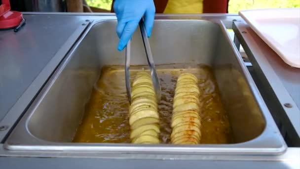 Batatas Fritas Espiral Cozinha Foco Seletivo Alimentos — Vídeo de Stock