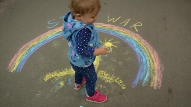 Ein Kind Zeichnet Mit Kreide Die Ukrainische Flagge Auf Den — Stockvideo
