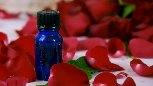 Αιθέριο Έλαιο Τριαντάφυλλου Μπουκάλι Επιλεκτική Εστίαση Φύση — Αρχείο Βίντεο