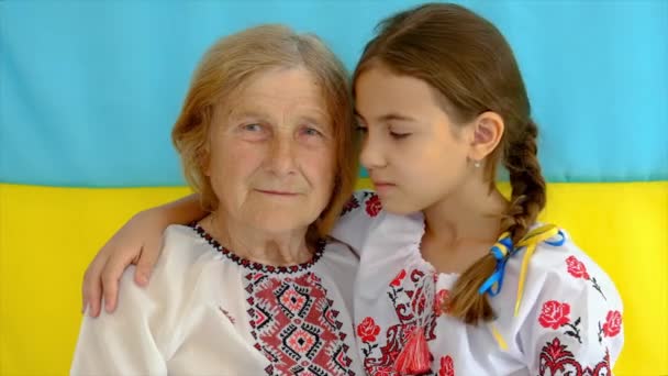 Abuela Nieta Ucraniana Vyshyvanka Enfoque Selectivo Niño — Vídeo de stock