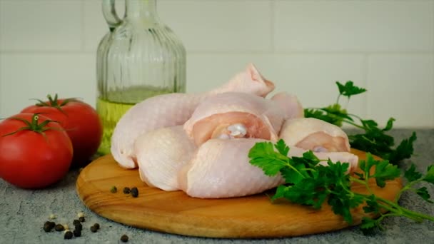ボード上の生の鶏のドラムスティック 選択的集中 食べ物 — ストック動画