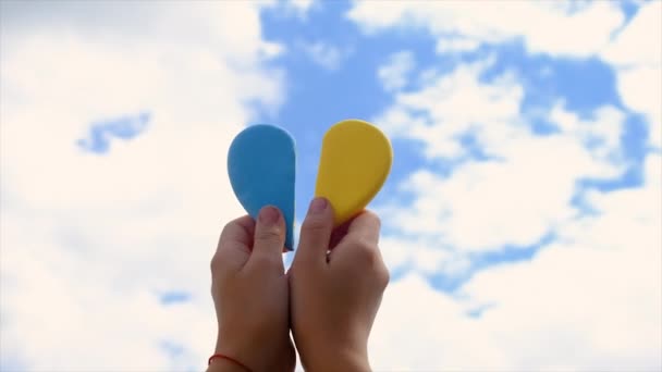 Niño Sostiene Corazón Ucrania Cielo Enfoque Selectivo Niño — Vídeos de Stock