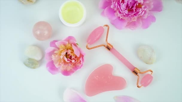 Ροζ Σειρά Spa Για Πρόσωπο Και Σώμα Επιλεκτική Εστίαση Άνθη — Αρχείο Βίντεο