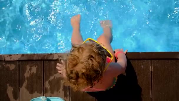 Ребенок Отдыхает Бассейна Солнечных Очках Выборочный Фокус Kid — стоковое видео