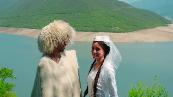 Ein Mädchen Und Ein Mann Papakha Und Georgischer Nationaltracht Selektiver — Stockvideo