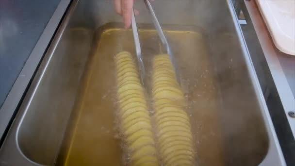 Patatas Fritas Espiral Cocina Enfoque Selectivo Comida — Vídeos de Stock