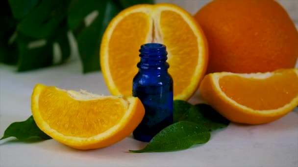 Aceite Esencial Naranja Una Botella Enfoque Selectivo Naturaleza — Vídeos de Stock