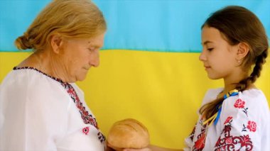 Vyshyvanka 'daki Ukraynalı büyükanne ve torun. Seçici odaklanma. Çocuk.