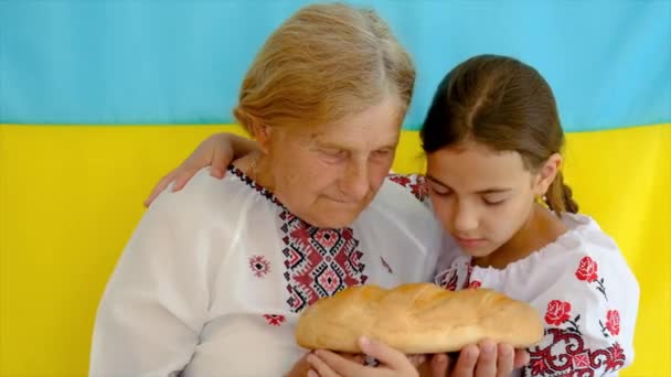 Ukraińska Babcia Wnuczka Vyshyvanka Chleb Wybiórcze Skupienie Dzieciaku — Wideo stockowe