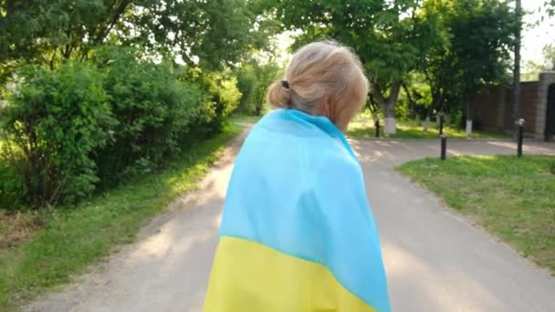 Γιαγιά Ουκρανική Σημαία Επιλεκτική Εστίαση Άνθρωποι — Αρχείο Βίντεο