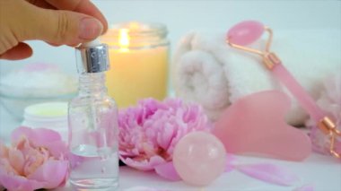 Yüz ve vücut için pembe spa serisi. Seçici odaklanma. Çiçekler..