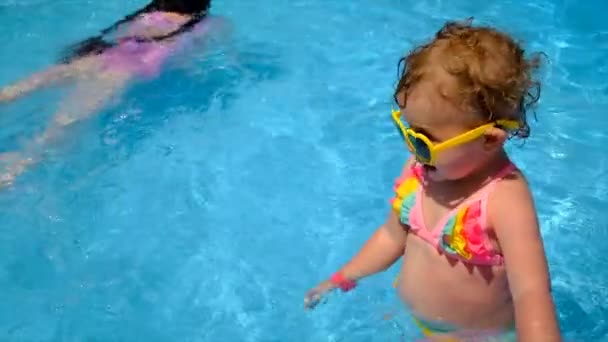 Ребенок Плавает Бассейне Кругом Выборочный Фокус Ребенок — стоковое видео