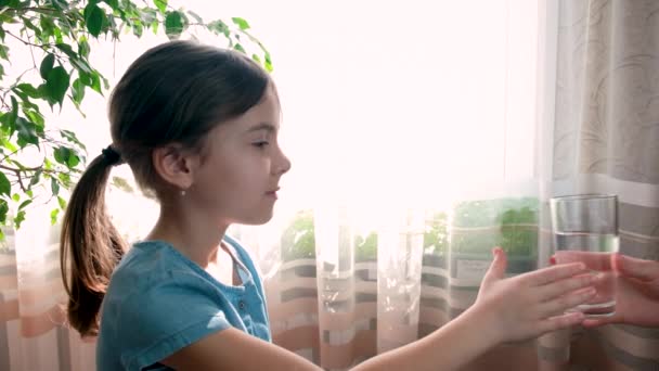 Barnet Dricker Vatten Ett Glas Selektivt Fokus Grabben — Stockvideo