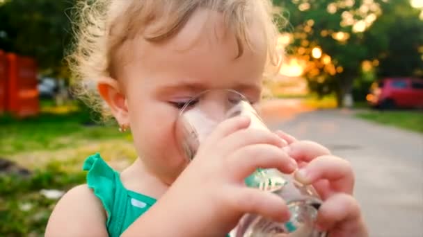 那孩子用杯子喝水 有选择的重点 — 图库视频影像