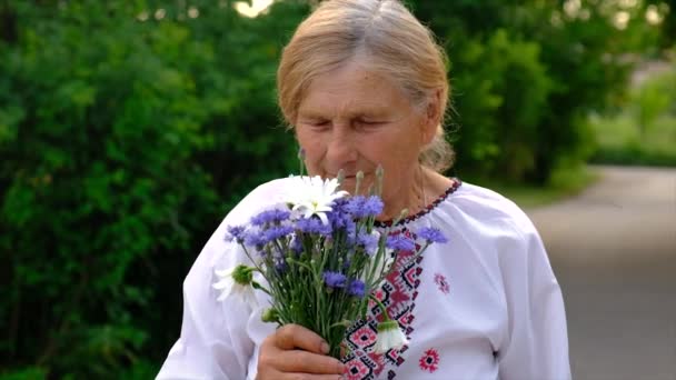 Стара Українка Квітами Вибіркове Фокусування Люди — стокове відео