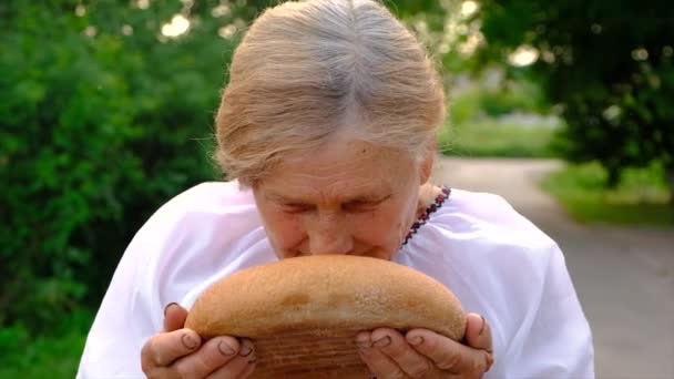 Grootmoeder Met Oekraïens Brood Haar Handen Selectieve Focus Voedsel — Stockvideo