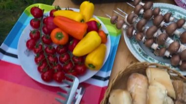 Mangalda sebze ve et. Seçici odaklanma. Yiyecek..